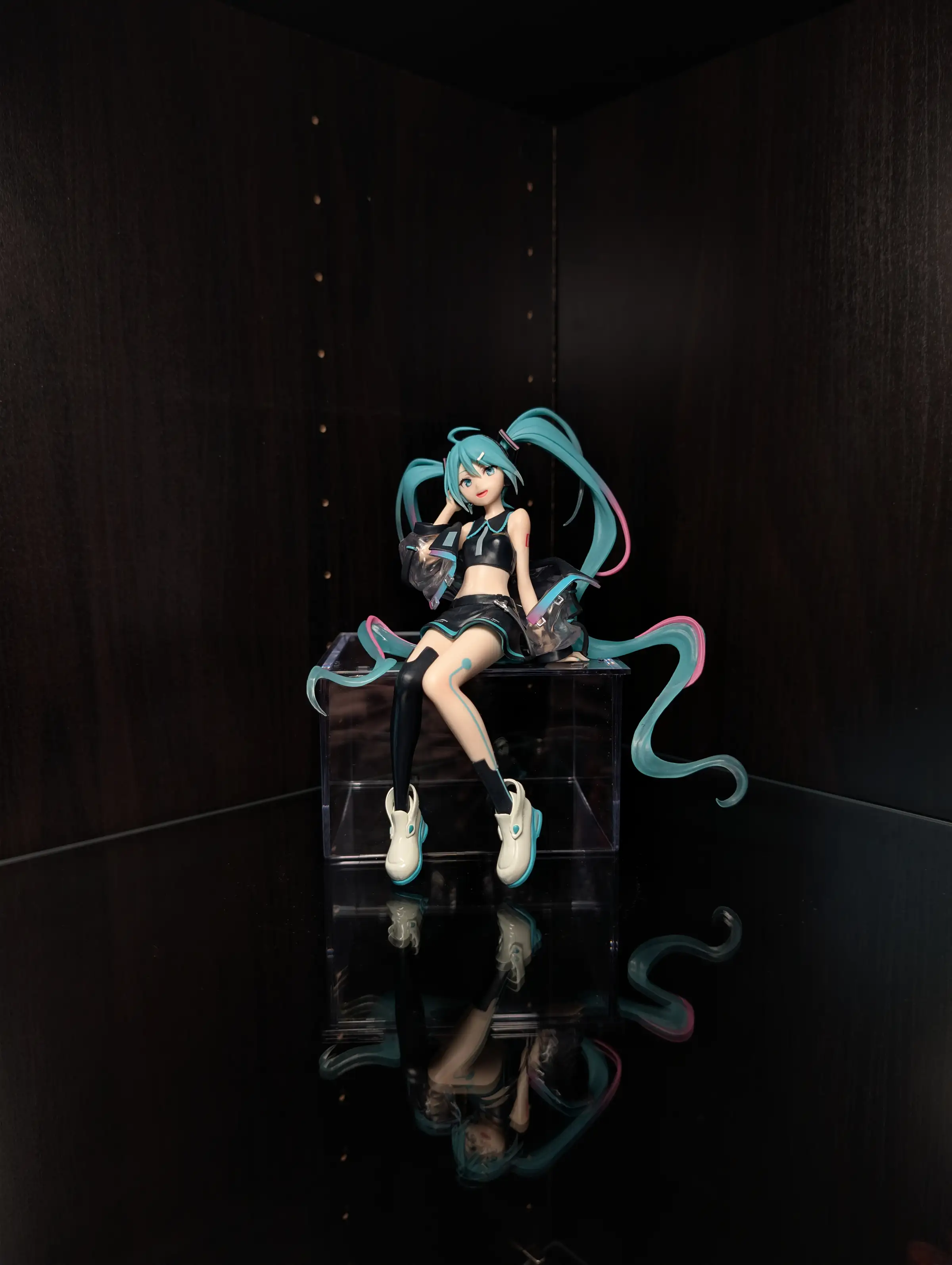Image of figure Neon Cyber Miku