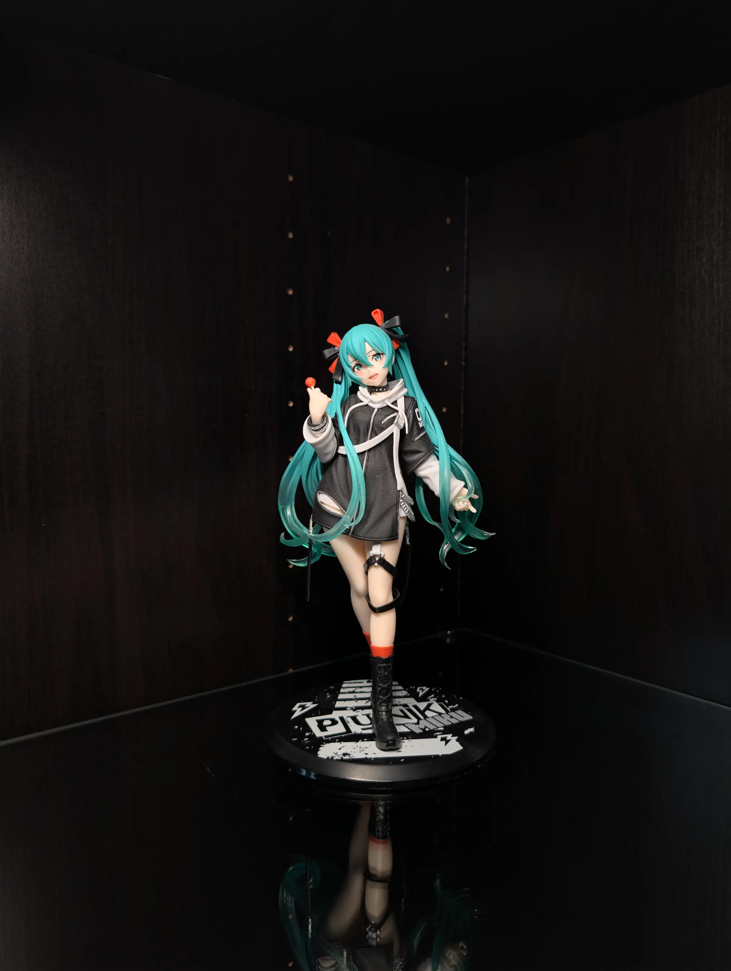 Image of figure Punk Miku