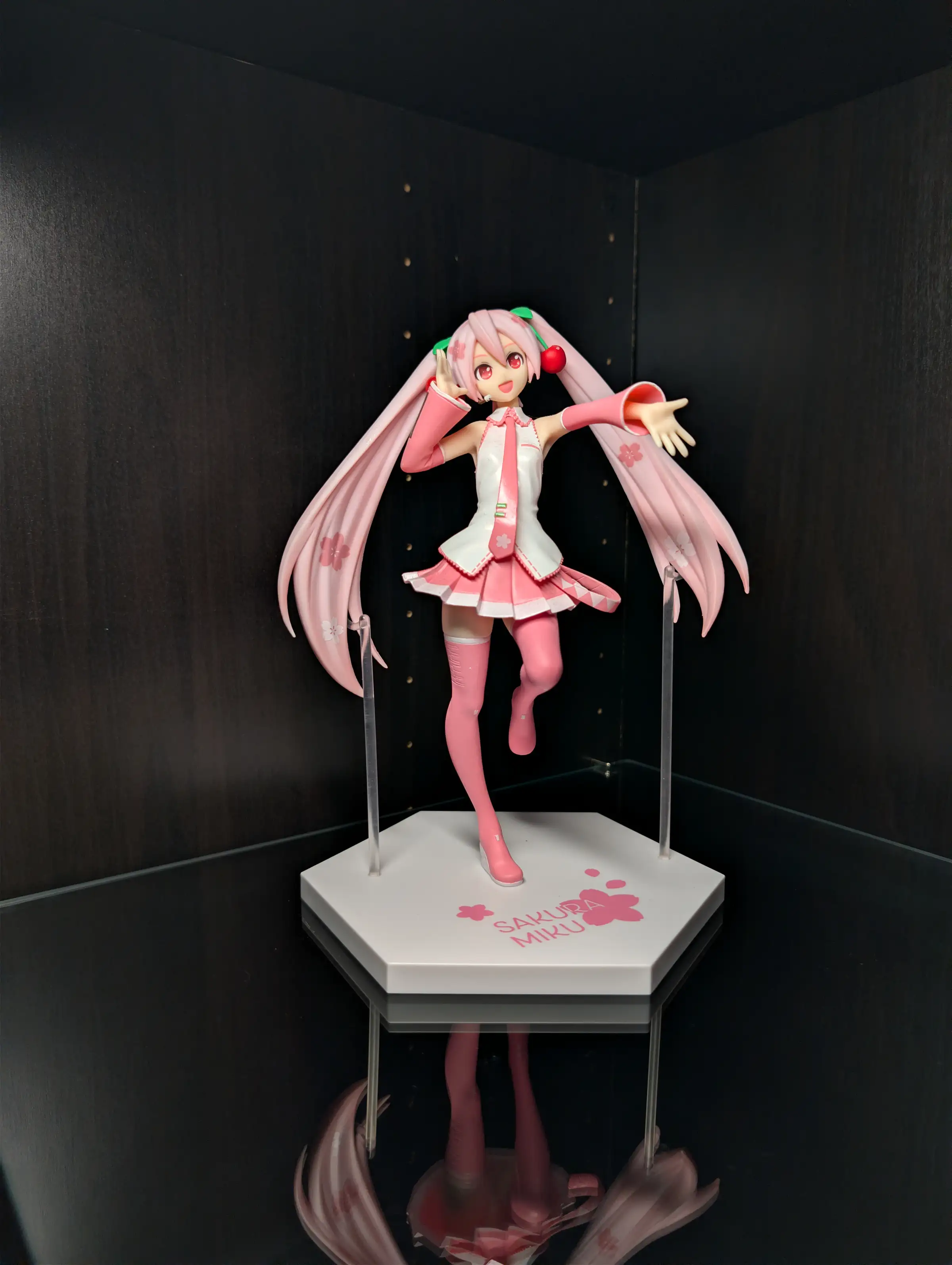 Image of figure Sakura Miku